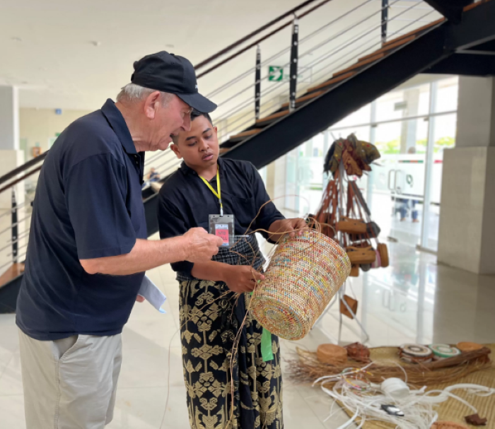 KOLABORASI: Seorang turis mancanegara mendengarkan keterangan salah satu pelaku UMKM yang produknya sudah tembus ke enam negara.
