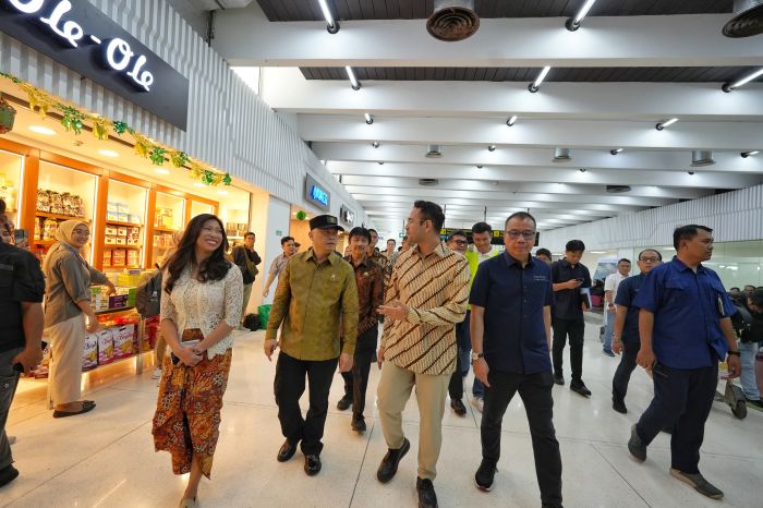 KOMPAK: Menhub Dudy Purwagandhi, Raffi Ahmad, Maya Watono, Lukman F. Faisa, dan Faik Fahmi saat meninjau kesiapan Bandara Soekarno Hatta menyambut puncak arus mudik.