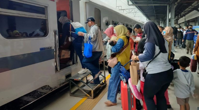GANTIAN: Ratusan penumpang bergiliran masuk ke kereta yang akan membawa mereka ke tempat tujuan.