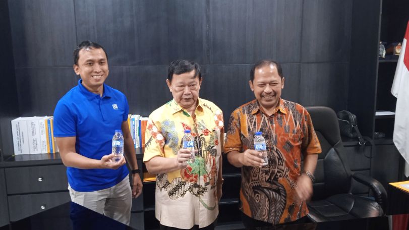 GEBRAKAN BARU: Rektor Ubhara Surabaya Irjen Pol (Purn) Anton Setiadji (tengah) menunjukkan produk air minum kemasan (AMDK) yang diberi mereka UBBES.