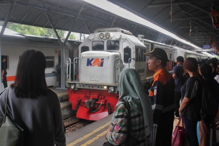 MENUNGGU: Data Daop 8 Surabaya menyebutkan selama 10 hari pelaksanaan masa Angkutan Lebaran telah melayani sebanyak 440.052 penumpang.