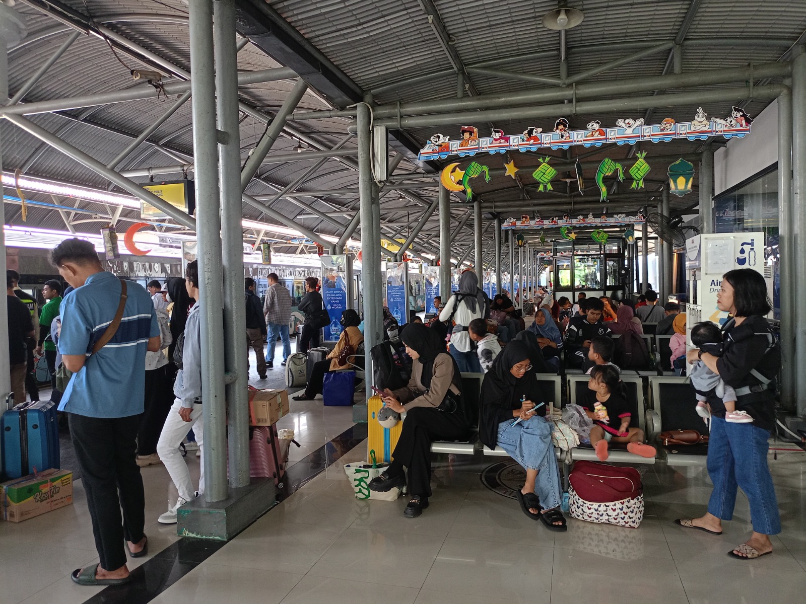 DISERBU: Commuter line menjadi moda transportasi yang paling banyak peminatnya di Surabaya selama masa Angkutan Lebaran 2025