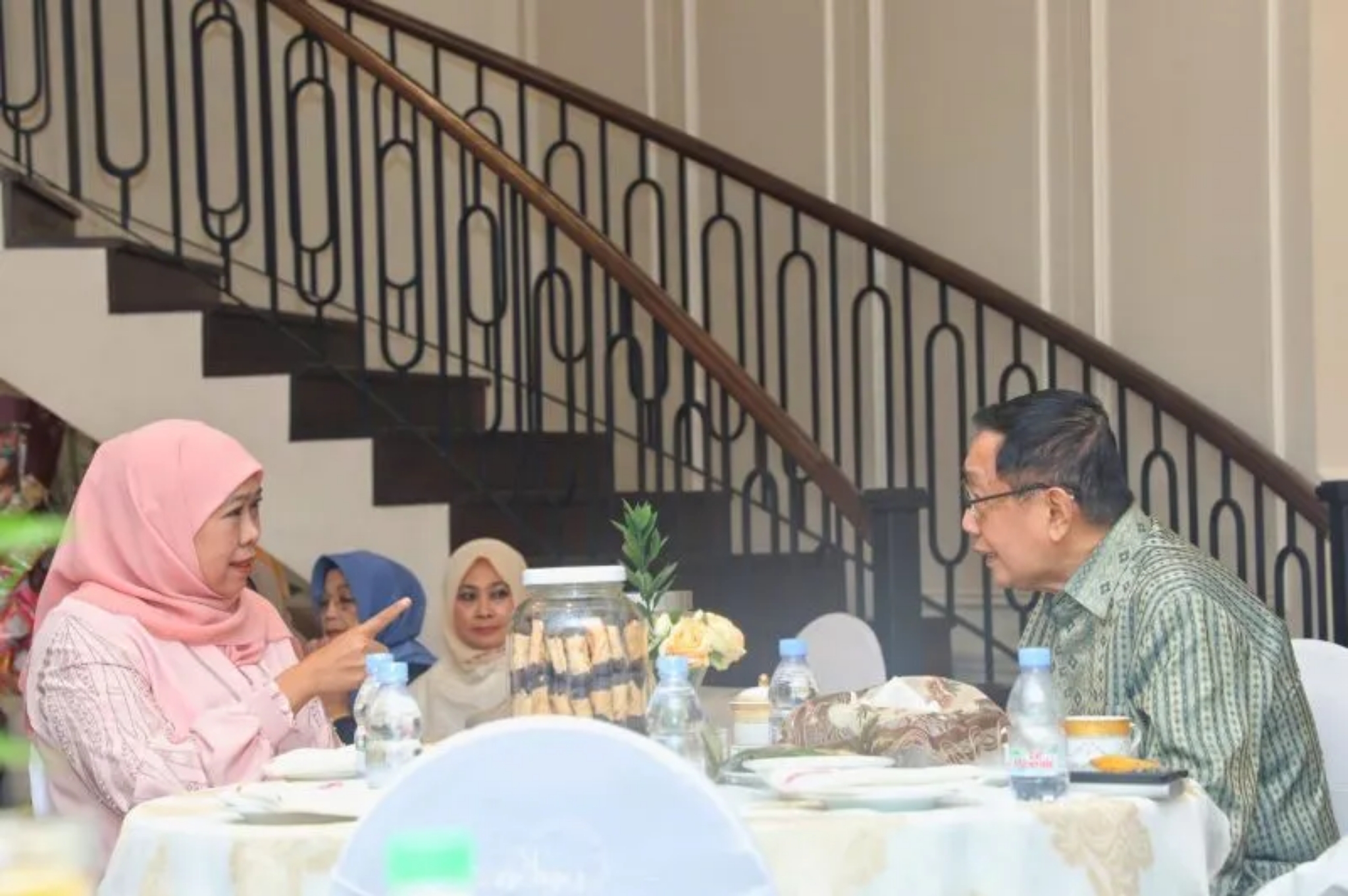 SERIUS: Gubernur Jatim Khofifah Indar Parawansa menerima kedatangan Bos Maspion Group Alim Markus dalam silaturahmi Idulfitri.