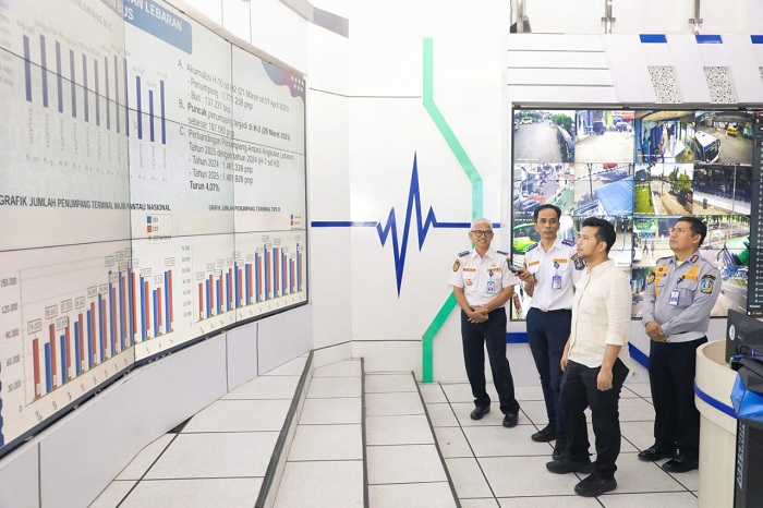 SERIUS: Wagub Jatim Emil Elestianto Dardak memantau pergerakan Angkutan Lebaran 2025 di kantor Dishub Jatim, Kamis (3/4/2025).