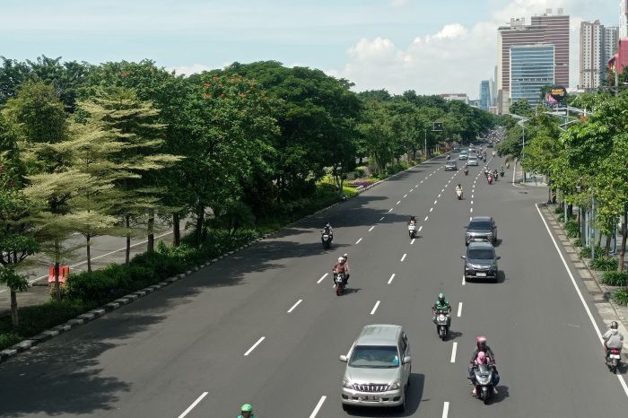 TENGAH KOTA: Jalan Ahmad Yani (Bundaran Dolog) menjadi salah satu jalur utama di Kota Surabaya dengan arus lalu lintas yang padat.