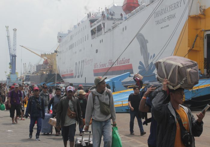 PULANG KAMPUNG: Pemudik yang menggunakan kapal laut saat turun di pelabuhan Tanjung Perak Surabaya dan akan ke kampung halaman di Jawa Timur dan sekitarnya.