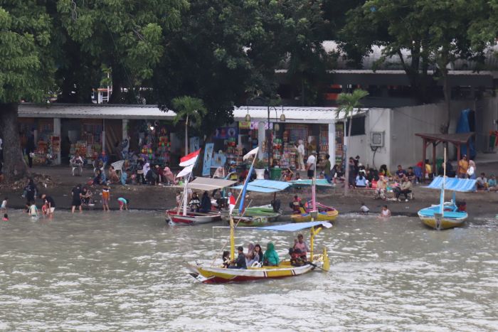 RAMAI: Sebanyak 15 perahu wisata beroperasi di THP Kenjeran Surabaya sejak libur Lebaran 31 Maret 2025.