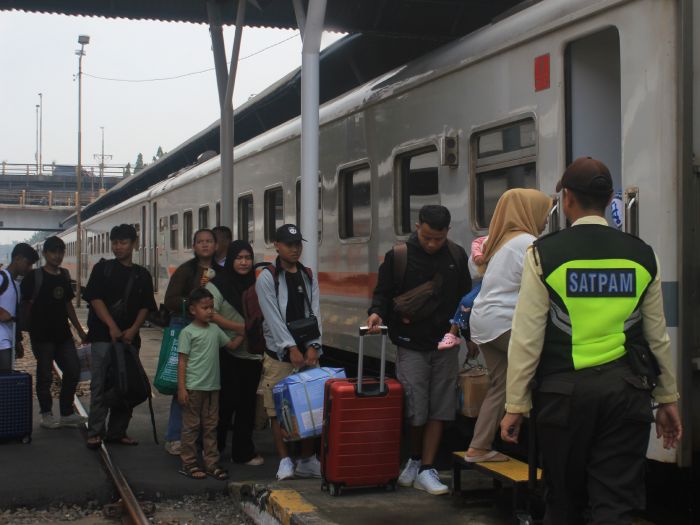 ANTRE: Kereta api menjadi moda transportasi favorit pemudik Lebaran 2025.