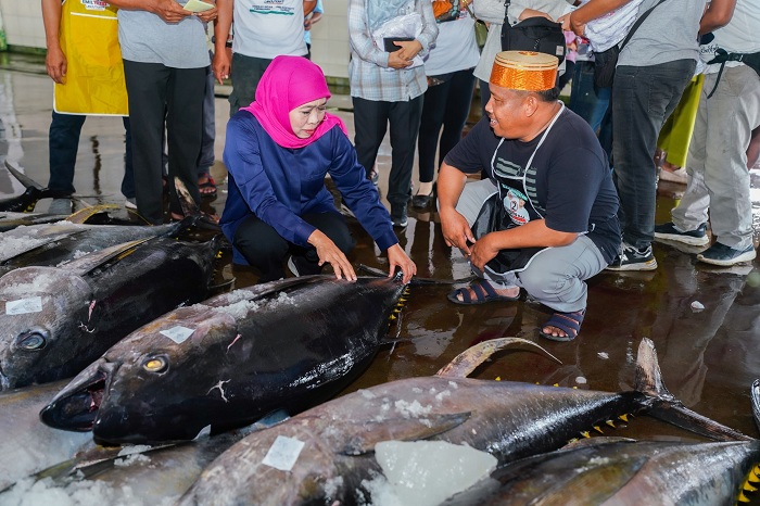 KOMUNIKASI: Gubernur Khofifah Indar Parawansa mengajak nelayan Jawa Timur meningkatkan kualitas sekaligus kuantitas.