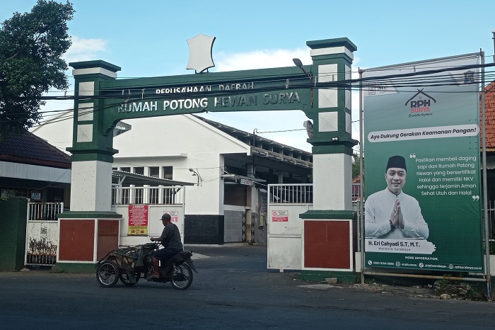 SEPI: Pengendara motor melintas tak jauh dari bangunan rumah potong hewan (RPH) di kawasan Pegirian, Surabaya.