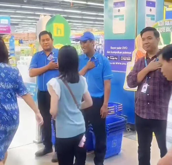 PAMIT: Karyawan Hypermart Pakuwon Mall membuat video pamitan kepada kastemer setiap mereka, menyusul akan ditutupnya ritel modern di Surabaya Barat itu pada 14 April 2025 nanti.