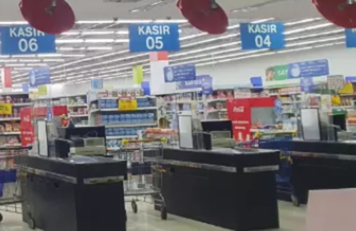 LENGANG: Suasana di dalam Hypermarket Yasmin Bogor yang tampak sepi pembeli.
