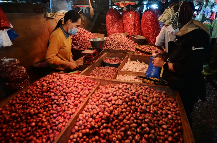 BELANJA: Harga bawang merah yang relatif tinggi di sepanjang bulan Maret 2025 membuat inflasi.