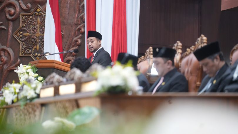 LAPOR: Jubir Fraksi PKS Harisandi Savari saat menyampaikan pandangan umum fraksi Terhadap Laporan Keterangan Pertanggungjawaban (LKPJ) Gubernur Jawa Timur Tahun Anggaran 2024