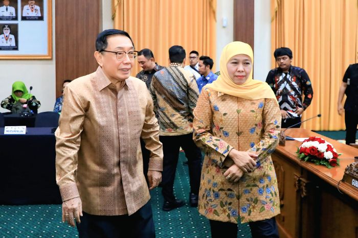 BERSAMA: Gubernur Khofifah bersama Ketua Apindo Jatim Alim Markus di sela sharing ide barkaitan tarif impor AS di Gedung Negara Grahadi Surabaya, Rabu (9/4/2025) malam.