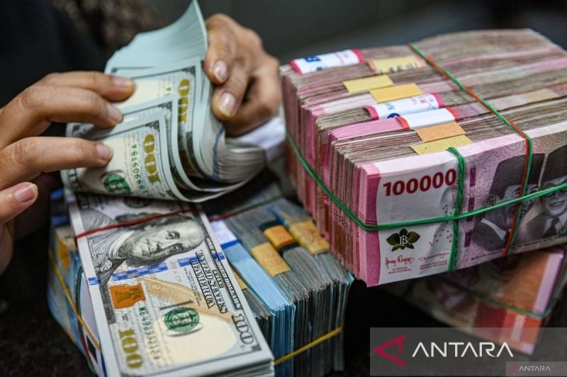 HITUNG: Nilai tukar rupiah terhadap dolar Amerika Serikat, Kamis (10/4/2025), ditutup menguat ke level Rp 16.823.