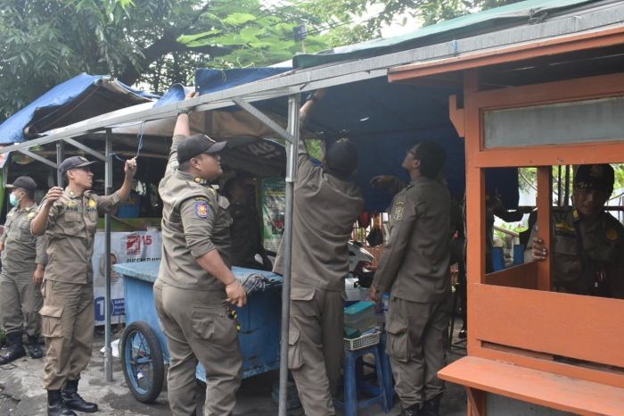 BONGKAR: Petugas Satpol PP Kota Surabaya menertibkan lapak milik PKL yang ada di Kawasan Klenteng Mbah Ratu, Jalan Demak, Jumat (11/4/2025).
