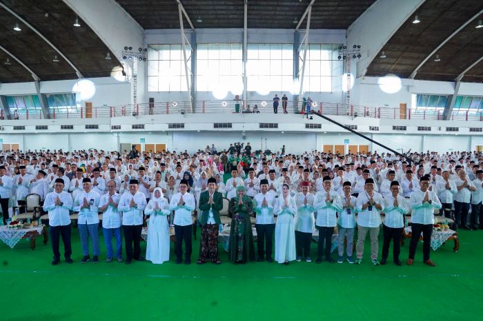 SILATURAHMI: Halal Bihalal bersama Gubernur Jawa Timur, Wakil Gubernur Jawa Timur, Gus Iqdam, Keluarga Besar BUMD, serta Pelaku KUMKM Se-Jawa Timur di JX International Surabaya, Kamis (10/4/2025).