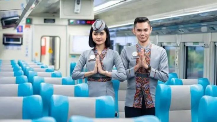 SIAP: Pramugara dan pramugari siap memberikan pelayanan terbaik bagi semua pengguna kereta api.