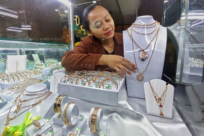 PAMERAN: Perhiasan emas menjadi salah satu komoditas ekspor andalan Jatim ke Amerika Sertikat.
