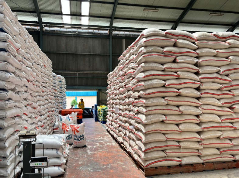 STOK: Salah satu gudang Bulog dipenuhi beras hasil penyerapan dari petani.