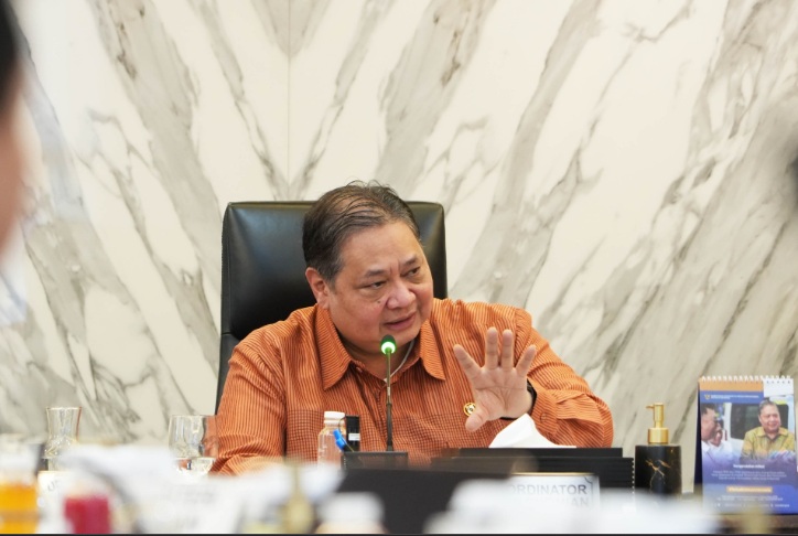 KOORDINASI: Menko Bidang Perekonomian Airlangga Hartarto menjelaskan mengenai persiapan Indonesia kunjungan kerja ke Amerika Serikat berkaitan tarif impor Donald Trump, di Jakarta, Senin (14/4/2025).