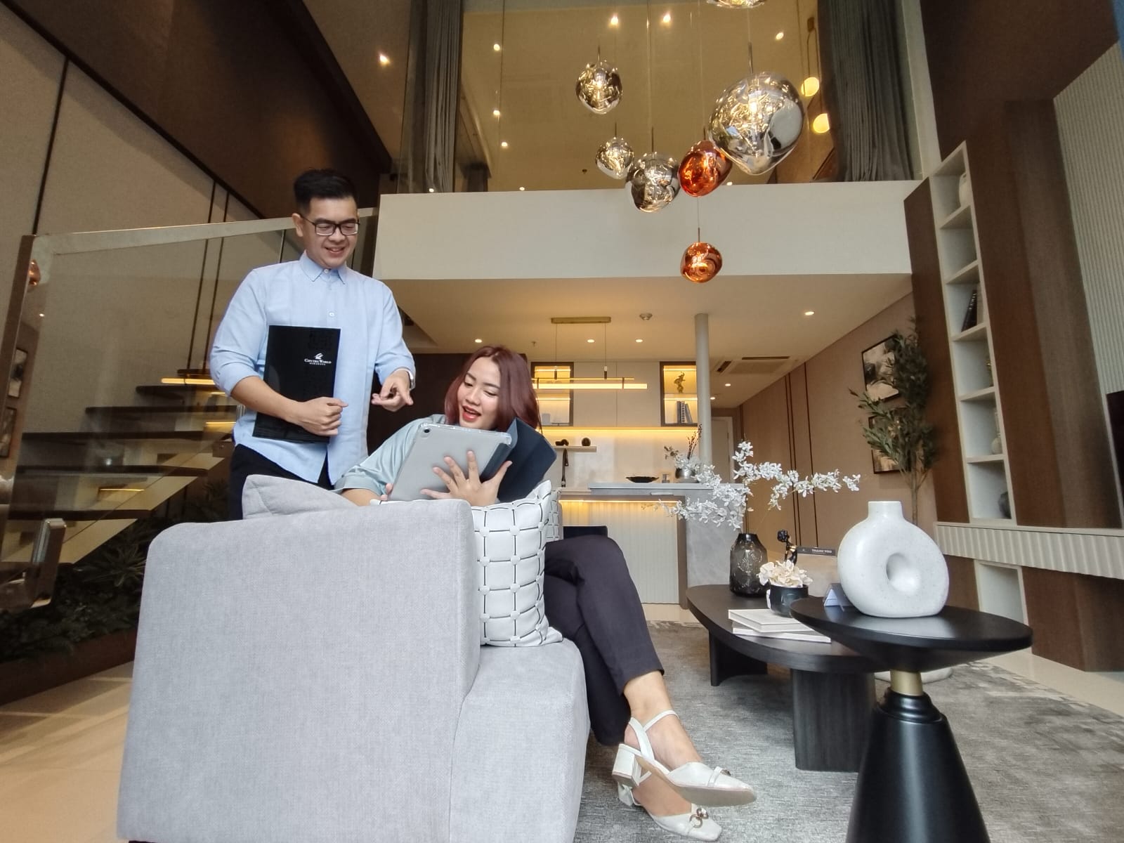 KONSEP BARU: Edward Joshua dan Dinda saat meninjau show unit Vieloft Apartemen dengan konsep baru dua lantai sehingga seperti tinggal di landed house.