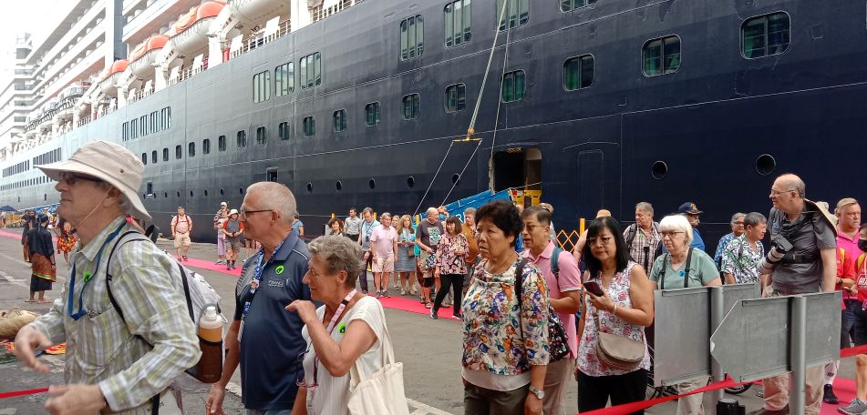 ARAH: Ratusan turis turun dari kapal pesiar yang sandar di Pelabuhan Tanjung Perak Surabaya.