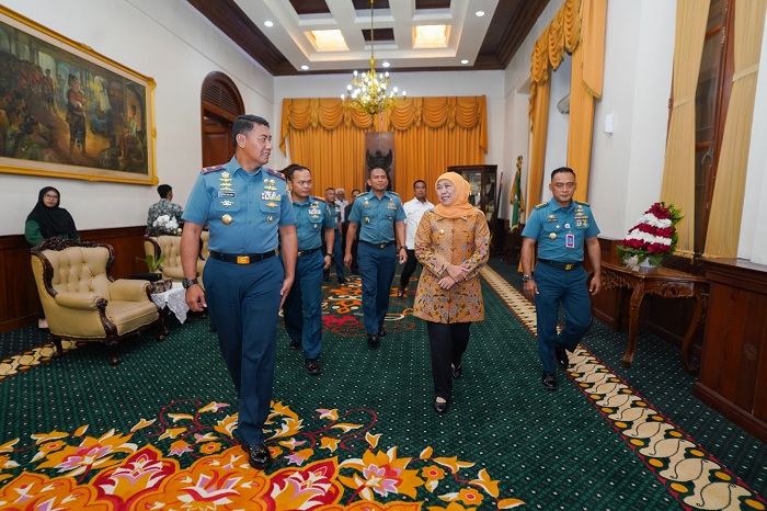 BAHAS KETAHANAN PANGAN: Gubernur Khofifah menyambut kunjungan silaturahmi Komandan Lantamal V Laksmana Pertama TNI Arya Delano (depan, kiri) di Gedung Negara Grahadi Surabaya, Selasa (15/4/2025).