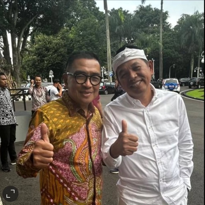 JEMPOL: Gubernur Jawa Barat Dedi Mulyadi dan Komisaris Independen BJB Helmi Yahya.