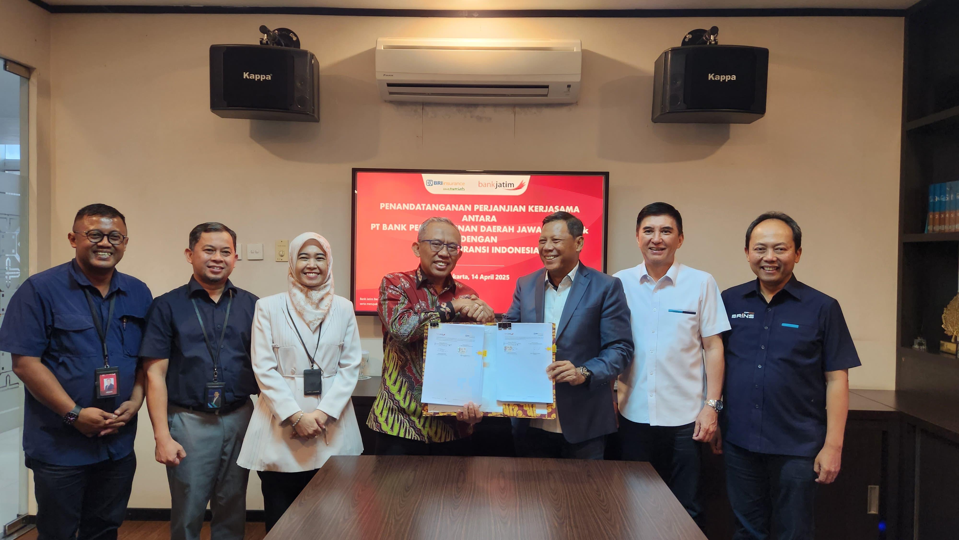DOKUMENTASI: Foto bersama usai penandatanganan pembaruan perjanjian kerja sama (PKS) antara Bank Jatim dengan PT BRI Asuransi Indonesia di Jakarta, Senin (14/4/2025).