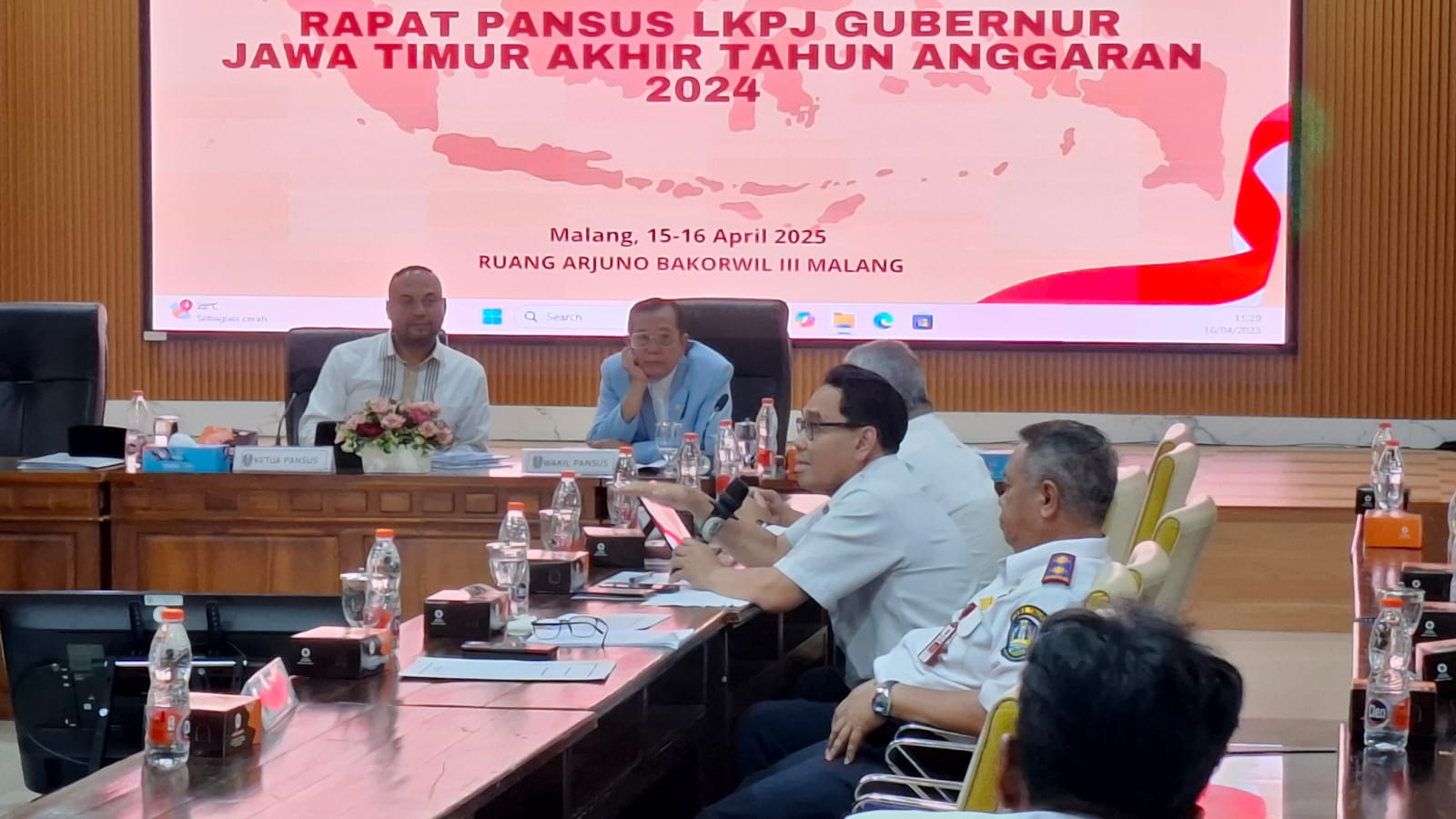 SERIUS:  Suasana rapat pansus LKPJ Gubernur Jawa Timur Tahun Anggaran 2024 yang digelar di Bakorwil III Malang, Rabu (16/4) sore.