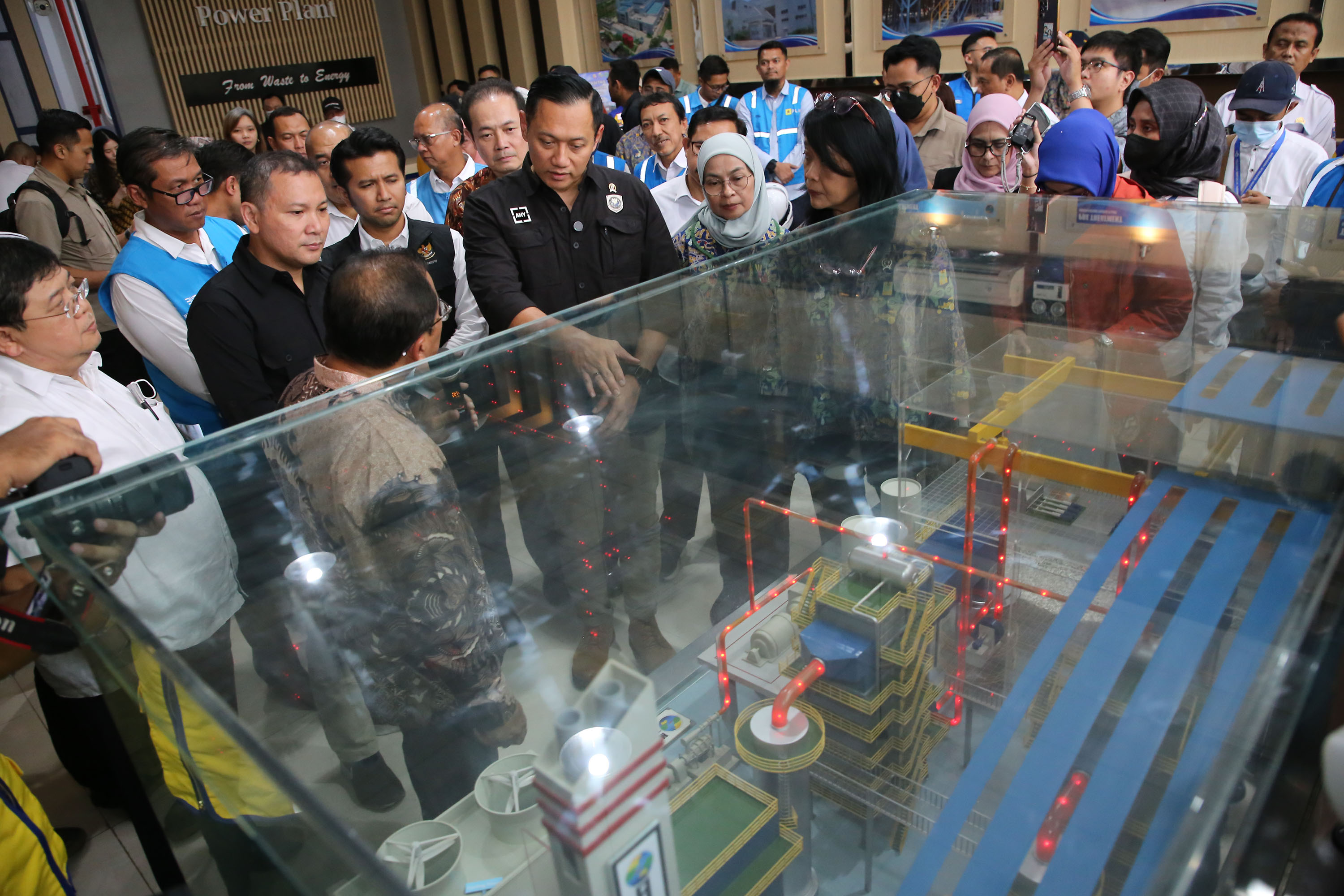APRESIASI: Menko Bidang Infrastruktur dan Pembangunan Kewilayahan, Agus Harimurti Yudhoyono (AHY) mengunjungi fasilitas Pengolahan Sampah menjadi Energi Listrik (PSEL) di TPA Benowo, Rabu (16/4/2025)