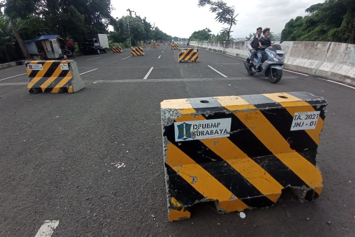 MANDEK: Suasana ruas jalan lingkar luar timur (JLLT) di kawasan Tambak Wedi, Surabaya.