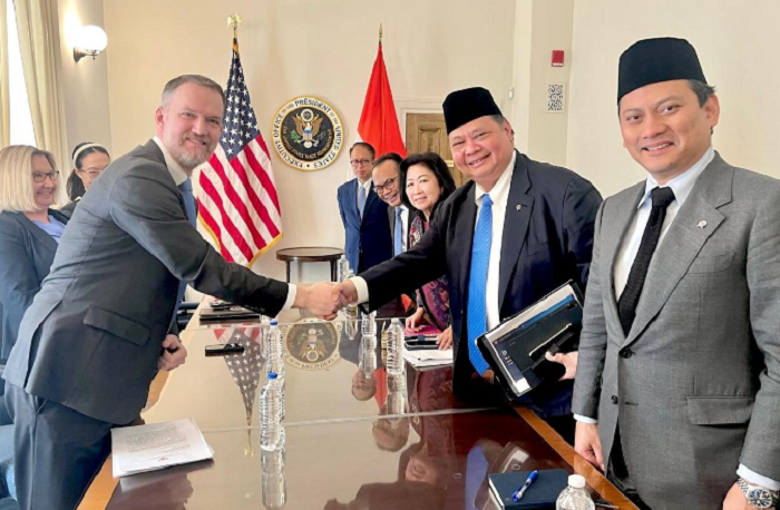 SEPAKAT: Menko Bidang Perekonomian Airlangga Hartarto berjabat tangan dengan salah satu delegasi Amerika Serikat menyusul disepakatinya waktu 60 hari untuk menyelesaikan negosiasi tarif impor .