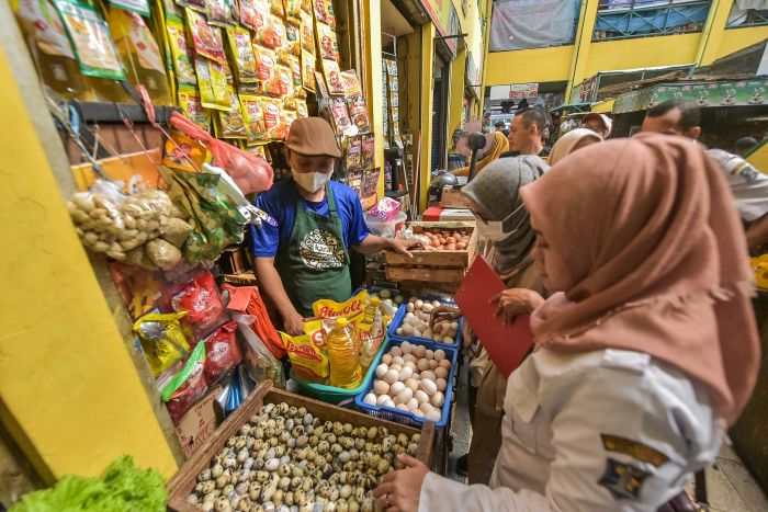 PASAR SOPONYONO: Telur menjadi slah satu bahan pangan yang tingkat kebutuhannya di Kota Surabaya sangat tinggi.