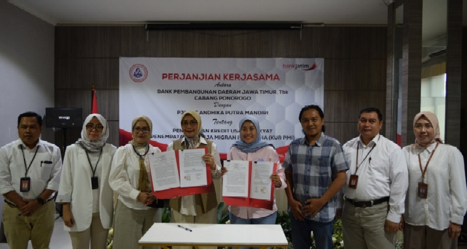 PAHLAWAN DEVISA: Bank Jatim Cabang teken penandatanganan perjanjian kerja sama (PKS) dengan P3MI PT Andhika Putra Mandiri tentang penyaluran KUR penempatan PMI.