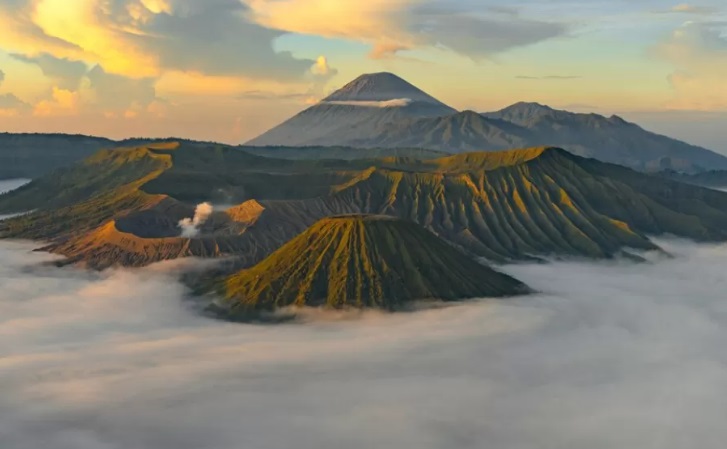 EKSOTIK: Kawasan wisata Gunung Bromo bisa dijangkau dengan transportasi Damri, baik dari Malang maupun Surabaya.