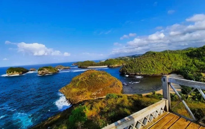 MINIATUR: Pantai Watu Karung Pacitan disebut-sebut seperti miniaturnya Raja Ampat.