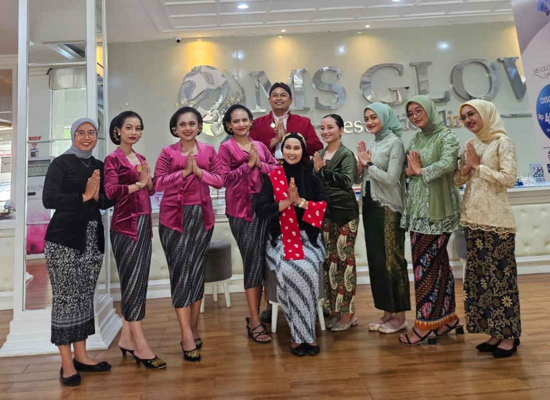 CANTIK: Di momen Hari Kartini, karyawan perempuan MS Glow Aesthetic Clinic berkebaya sebagai wujud penghormatan kepada kaum Hawa. Sedangkan karyawan cowok menggunakan pakaian yang juga menyesuaikan.