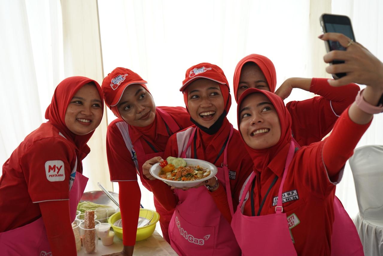WEFIE: Pertamina Patra Niaga Jatimbalinus melalui Sales Area Kediri gelar rangkaian kegiatan Energi Kartini dalam rangka Hari Kartini yang jatuh pada 21 April 2025, salah satunya dengan lomba masak.
