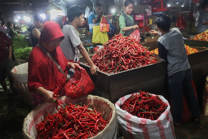 PASAR TRADISIONAL: Seorang perempuan belanja cabai di Pasar Keputran Surabaya. Cabai menjadi salah satu komoditas yang membuat inflasi naik turun.