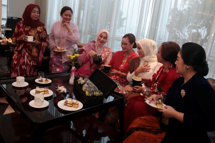 SERUPUT TEH: Sejumlah sosialita menikmati minum teh ala tea mixology dengan beberapa macam kue sebagai pasangannya, di Ciputra Hotel Surabaya.