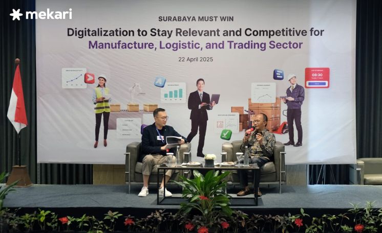 BERBAGI ILMU: Ketua Kadin Jatim Adik Dwi Putranto (kanan) berbicara di Mekari Week Surabaya 2025 bertajuk &ldquo;Surabaya Must Win&rdquo;, Rabu (23/4).