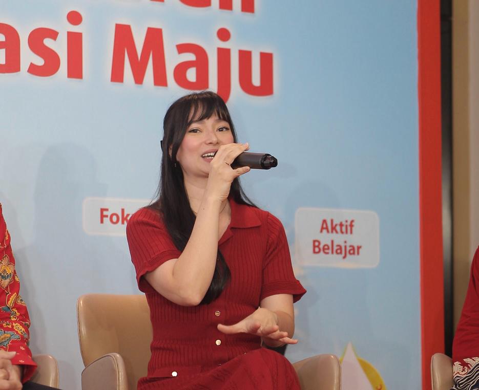 BERBAGI: Asmirandah sangat teliti dalam mengawal tumbuh kembang buah hatinya.