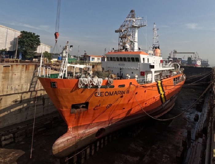 DOCKING: Salah satu kapal sedang melakukan perawatan di PT PAL.