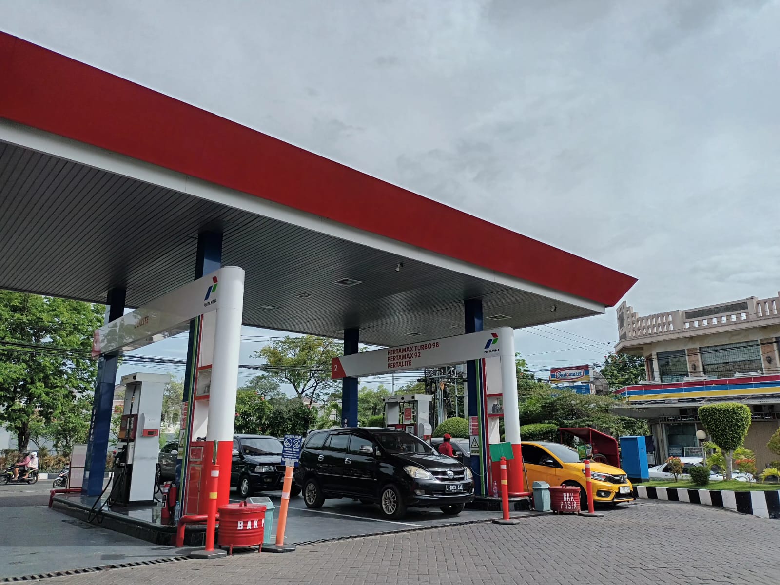 PASTI PAS: Petugas SPBU Pertamina mengisi BBM ke kendaraan pelanggan.
