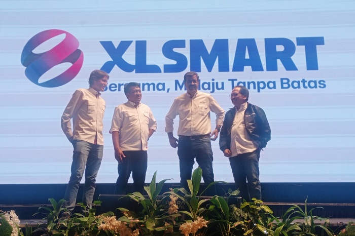 SEMANGAT BARU: Presiden Direktur & CEO XLSMART Rajeev Sethi (dua dari kanan) dan jajaran direksi XLSMART saat peluncuran XLSMART di Surabaya, Rabu (30/5).