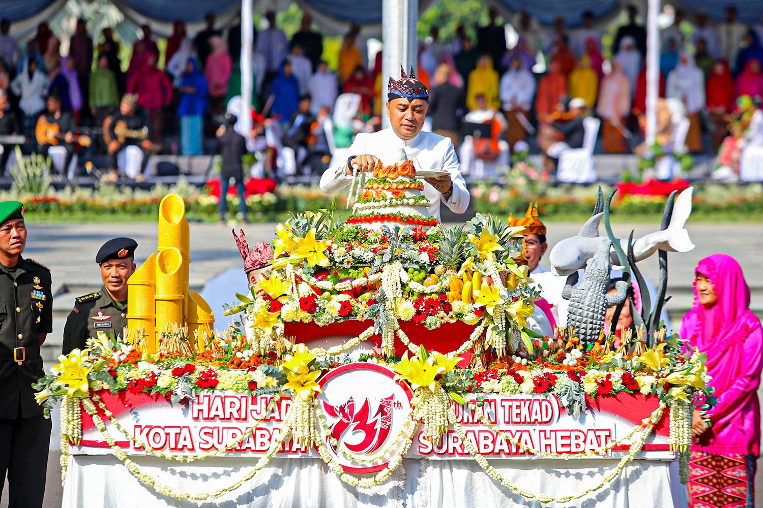 MOMEN INDAH: Wali Kota Surabaya Eri Cahyadi memotong tumpeng saat peringatan Hari Jadi Kota Surabaya (HJKS) ke-731 tahun 2024.
