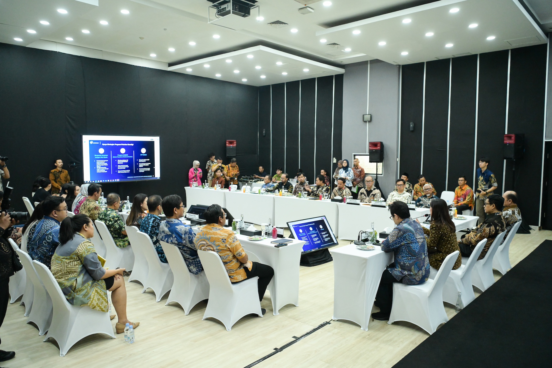 SERIUS: Suasana pertemuan Komdigi dengan BPK RI soal LHP di kantor Komdigi, Jakarta, Jumat (2/5/2025).